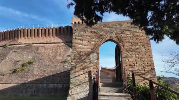 ロッカ マンフェッデラナ Rocca Manfrediana と呼ばれるブリッジェラ城の壁は イタリアの14世紀の要塞建築の証拠として立っています 中世およびブリシェラの熱ハムレット — ストック動画