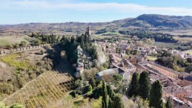 Brisighella Kalesi 'nin bakış açısından, 19. yüzyıl Saat Kulesi' ni çevreleyen panoramik bir manzara. Bu cennet manzarası Brisighella köyünün büyüleyici sınırlarına yerleşmiş durumda.