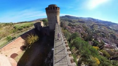 Brisight Şatosu 'ndan toruist bir kadın nefes kesici bir manzara görebilirdi. Tarihsel Brisighella, Toskana-Romagnolo Apennines 'in yuvarlanan tepelerinde serilir ve muhteşem bir manzara yaratır..
