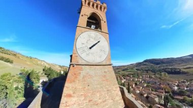 Torre dellOrologio olarak bilinen Brisighella, İtalya 'daki Saat Kulesi' nin geniş çaplı hava manzarası tarihi çekiciliğini gözler önüne seriyor. Bu 13. yüzyıl binası, 1800 'lerin ortasında 6 saatlik saatle yeniden inşa edilmiş..