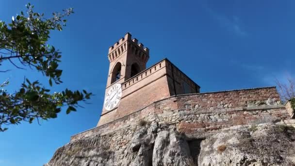 意大利Brisighella钟楼 Clock Tower Brisighella 也被称为Torre Dellorologio 是一座13世纪的历史性建筑 它是在19世纪中期重建的 有一个六小时的钟表 — 图库视频影像