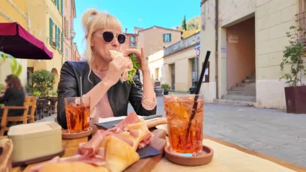 在意大利历史名村Brisighella的心脏地带 一位女游客正在欣赏一部Piadina Romagnola的作品 Brisighella市中心的餐馆 一个坐落在意大利埃米莉亚 罗马纳地区的历史性村庄 — 图库视频影像