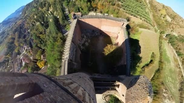 マンフェッラナの拠点は イタリアのトスカーナ ロマルガヴァン アペネンヌの間に囲まれたイタリアのラモネ渓谷に囲まれたブリシェッラ村の素晴らしい空想的な景色を提供し 絵のような地平線を描いています — ストック動画