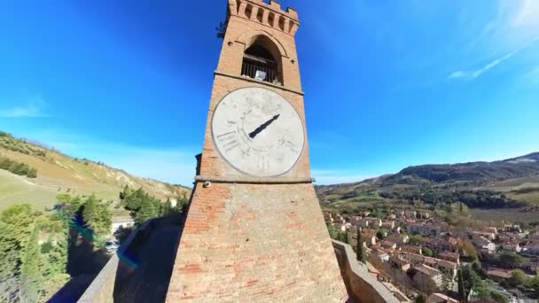 意大利Brisighella的Clock塔被称为Torre Dellorologio 其宏伟的空中全景展现了它的历史魅力 这座13世纪的建筑于19世纪中期重建 有6个小时的时钟 — 图库视频影像