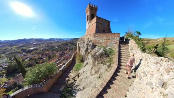 Luftaufnahme Einer Touristin Die Auf Den Uhrenturm Torre Dellorologio Dorf — Stockvideo
