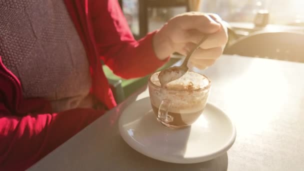 Low Motion Mulher Chique Saboreando Cappuccino Quente Café Italiano Pitoresco — Vídeo de Stock