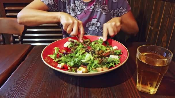 Hartige Kom Van Gemengde Groene Salade Gegarneerd Met Medium Rare — Stockvideo