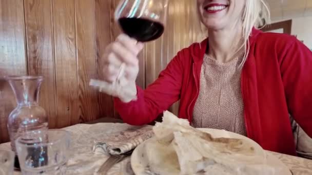 Saboreando Tradicional Borlengo Uma Menina Desfruta Seu Copo Vinho Prato — Vídeo de Stock