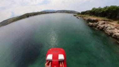 Büyüleyici zaman diliminde, Ksamil Adaları 'nda çift Pedal Teknesi gezisi başlar. Güneş doğar, gökyüzünü pembe ve altın rengiyle boyar ve bir takımadanın etrafındaki berrak sularda gezinirler..