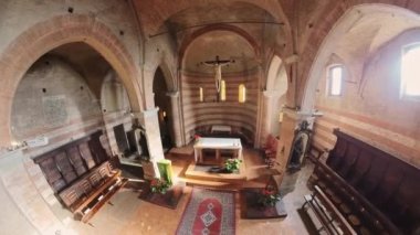 Monteveglio, Bologna, İtalya - 25 Kasım 2023: Monteveglio Santa Maria Assunta Manastırı, Roma tarzı kilise 15. yüzyılda Matilde di Canossa tarafından inşa edildi..