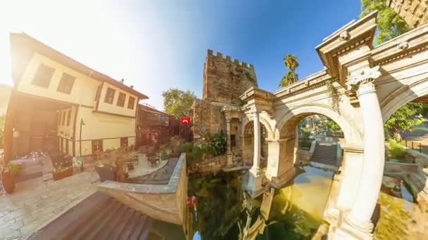 안탈리아의 역사적인 게이트는 터키의 Hadrians Gate 입구입니다 요소를 보여주는 놀랍도록 — 비디오