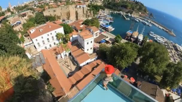 Turist Kvinna Utforskar Antalya Turkiet Upptäcka Sin Rika Historia Fantastiska — Stockvideo