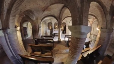 Monteveglio, Bologna, İtalya - 25 Kasım 2023: Monteveglio 'daki Santa Maria Assunta Manastırı' nın mahzeni, sütunlar ve sütunlarla dört bölmeye bölünmüş, merkez mezar taşı ve maymunları içinde üç sunak.