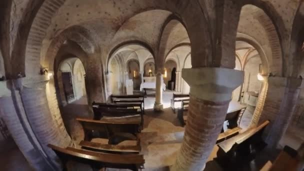 2023年11月25日 意大利波洛尼亚 蒙德维尔格里奥 圣玛丽亚阿斯松塔修道院的墓穴 分为四个柱廊和柱子 中央墓碑和三个祭坛 — 图库视频影像