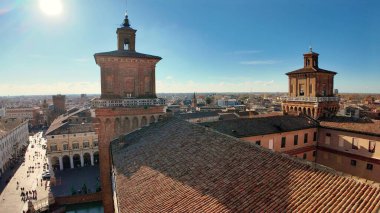 Ferrara Kalesi 'nin havadan görünüşü, İtalya' nın Ferrara şehrinin kalbinde bulunan görkemli kale. 1385 'te Ferrara Dükalığı' nın üzerinden yüzyıllar boyunca şehri yöneten Este ailesi tarafından inşa edildi.