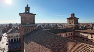 Ferrara Kalesi 'nin havadan görünüşü, İtalya' nın Ferrara şehrinin kalbinde bulunan görkemli kale. 1385 'te Ferrara Dükalığı' nın üzerinden yüzyıllar boyunca şehri yöneten Este ailesi tarafından inşa edildi.