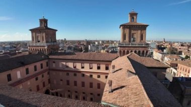 Ferrara Kalesi 'nin havadan görünüşü, İtalya' nın Ferrara şehrinin kalbinde bulunan görkemli kale. 1385 'te Ferrara Dükalığı' nın üzerinden yüzyıllar boyunca şehri yöneten Este ailesi tarafından inşa edildi.