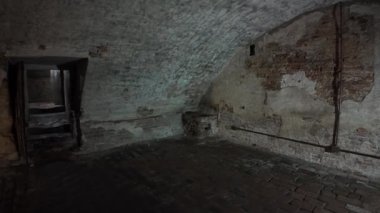 İtalya 'daki Ferrara Kalesi' nin zindanları Este ailesinin düşmanlarının hapsedildiği ve işkence gördüğü karanlık hücrelerdi. Duvarlar grafiti ve lekelerle kaplıydı ve hava çığlıklar ve inlemelerle doluydu..