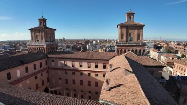 从费拉拉城堡塔的空中俯瞰 宏伟的城堡矗立在意大利费拉拉的中心 它是由埃斯特家族在1385年建造的 埃斯特家族在费拉拉公国统治该城几个世纪 — 图库视频影像