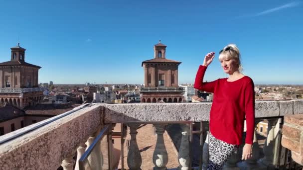 フェラーラ城を訪れる観光客の女性はライオンズタワーのスパイラル階段を登り 街の素晴らしい景色を眺め 赤い屋根と古代の教会を訪れました — ストック動画