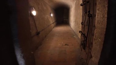 Ferrara kalesinin altında, Este ailesinin en korkunç sırlarının saklandığı gizli zindanlar vardı. Mahkumlar zalim ve insanlık dışı muamelelere maruz kaldı. Bazıları bir daha gün ışığına çıkamadı..