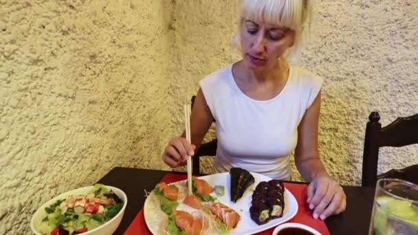 Senhora Glamour Comendo Sashimi Salmão Carretéis Uramaki Com Pauzinhos Restaurante — Vídeo de Stock