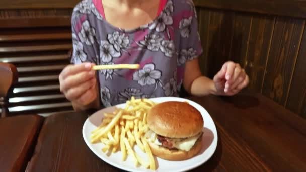 Девушка Наслаждается Вкусным Чизбургером Оживленном Месте Быстрого Питания Вкусные Соки — стоковое видео
