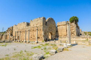 Antik Perge şehri Türkiye. Türkiye 'nin zengin Roma mirasının ve kültürel katkılarının kalıcı mirasının önemli bir sembolü. Roma hamamlarının önündeki Palaestra.