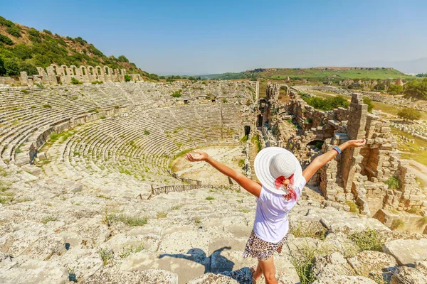 Turista Que Visita Antiguo Teatro Romano Perge Turquía Impresionante Testimonio — Foto de Stock