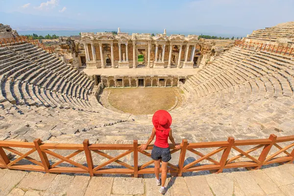Turista Mujer Teatro Hierápolis Situado Dentro Antigua Ciudad Hierápolis Turquía — Foto de Stock