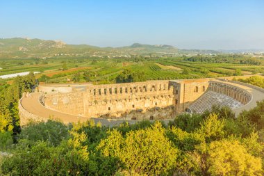 Türkiye 'nin Aspendos kentindeki Roma Tiyatrosu' nun havadan görünüşü, Roma mühendisliğinin ve mimari hünerlerinin iyi korunmuş harabesi. İmparator Marcus Aurelius 'un M.S. 2. yüzyılda saltanatı sırasında inşa edildi..