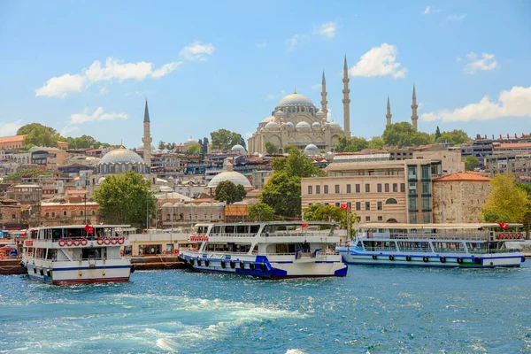İstanbul 'daki Süleyman Camii. Mimar Sinan tarafından tasarlanan Büyük Osmanlı Camii. 1500 'lerde Muhteşem Süleyman tarafından yaptırıldı. Aralarında Süleyman ve eşi Hürrem Sultan 'ın anıtsalları da var..