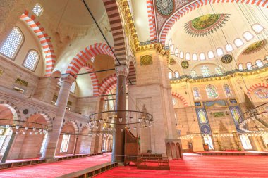 İstanbul, Türkiye - 1 Ağustos 2023: Süleyman Camii, Osmanlı İmparatorluğu 'nun ihtişamını temsil eden bir mimari mucizedir. Muazzam kubbeler ve uzun minareler var, Sultan Süleyman 'ın yapımı..