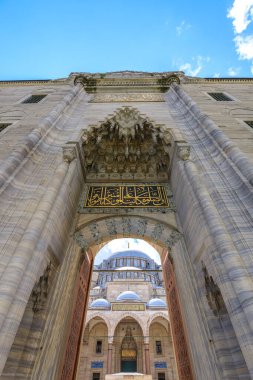 İstanbul, Türkiye - 1 Ağustos 2023: İstanbul 'da Süleyman Camii girişi. Mimari başyapıt ve Osmanlı ihtişamının sembolü. Sultan Süleyman tarafından yaptırılan görkemli kapı ve yüksek minareler..