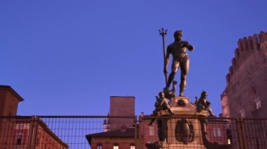 Bologna 'daki Neptün heykeli İtalya' daki tarihi Accursio Sarayı 'na çok yakın. Gökkuşağı barış bayrağı, 2023 savaşlarının ortasında bir birlik ve ahenk işareti olarak bir nebze canlılık getirdi.