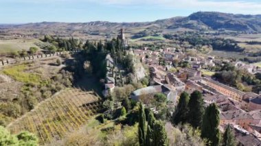 Brisighella Şatosu: Rocca Manfrediana, 19. yüzyıl Saat Kulesi 'ni de kapsayan kapsamlı bir görüş sunar. Bu manzaralı manzara Brisighella 'nın enfes köyünde yer almaktadır..