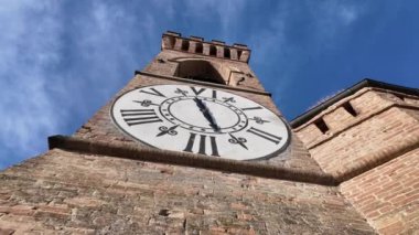 Brisight, İtalya 'da bulunan ve Torre dellOrologio olarak da bilinen Saat Kulesi, 13. yüzyıldan kalma tarihi bir yapıdır. 1800 'lerin ortasında yeniden inşa edilmiş ve altı saatlik bir saat içeriyor..
