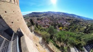 Brisight Kalesi 'nin havadan görünüşü: köy terracotta çatıları, dolambaçlı sokaklar ve canlı yeşillikler gerçekten çarpıcı bir manzaraya katkıda bulunacaktır. İtalya 'nın ebedi güzelliğini yansıtan bir manzara.