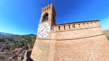 Brisighella, İtalya 'daki tarihi Torre dellOrologio' nun hava görüntüsü, benzersiz altı saatlik arama saatini gösteriyor..