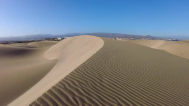 Maspalomas Kumulları 'nda, yakınlardaki kum tepelerinde deve sürüşleri ve kum sörfü turları sunan birkaç şirket, ziyaretçilere eşsiz manzarayı eğlenceli ve maceracı bir şekilde tecrübe etme şansı veriyor..