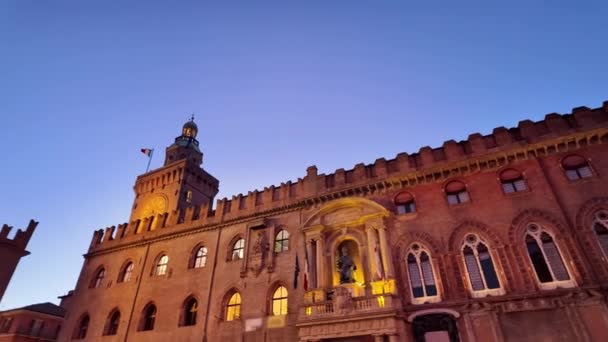 Kvelden Lever Piazza Maggiore Dominert Palasset Accursio Med Italiensk Flagg – stockvideo