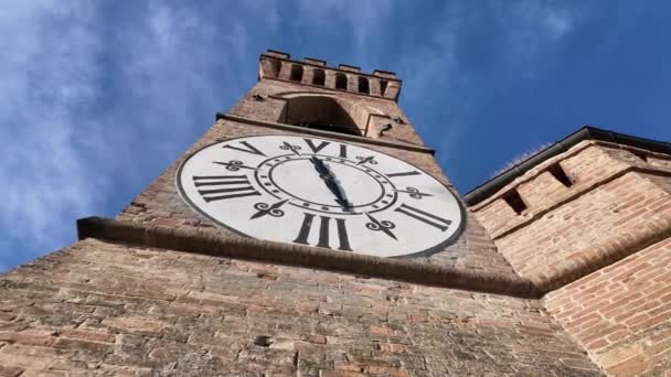 イタリアのブリザージェラの時計塔は トレデルオロジオとしても知られており 13世紀の歴史的建造物です それは1800年代半ばに再建され 6時間のダイヤルクロックを備えています — ストック動画