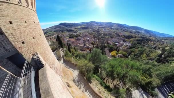 ブリサージェラ城の空中ビュー 村のテラコッタの屋上 風の通り 活気に満ちた緑は すべて本当に素晴らしい景色に貢献します イタリアの絶え間ない美しさを捉えた光景 — ストック動画