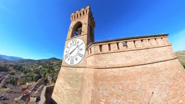 イタリアのブリスガレラにある歴史的なトレ オロジオの空中ビューは ユニークな6時間ダイヤルクロックを展示しています — ストック動画