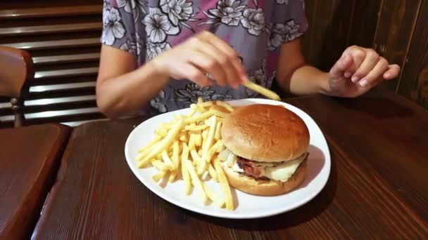 Vue Rapprochée Une Femme Moderne Savourant Cheeseburger Des Frites Dans — Video