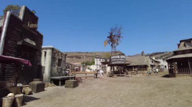 Sioux City Park, Gran Canaria - Nisan 2023: Sioux City Park 'ın aktörleri kovboylar, şerifler, haydutlar ve diğer karakterleri canlandırıyor ve sahte silahlı çatışmalar ve diğer aktivitelere katılıyorlar.