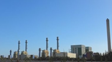 Son teknoloji ile donatılmış yenilenebilir enerji santralleri, temiz ve sürdürülebilir elektrik üretmek için rüzgar türbinleri ve güneş panellerinden oluşan uyumlu bir karışım kullanıyorlar..