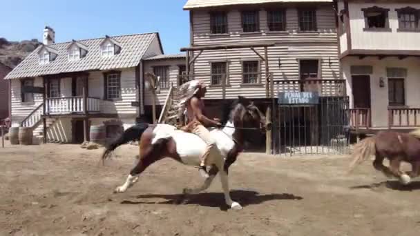 Gran Canaria Aprile 2023 Giovani Turisti Sentono Cowboy Indiani Parco — Video Stock