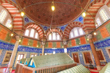 İstanbul, Türkiye - 1 Ağustos 2023: İstanbul 'daki Süleyman Camii mozolesi. Gazi Osman Paşa ve Mimar Kemaleddin gibi ünlü kişilerin mezarlarıyla.