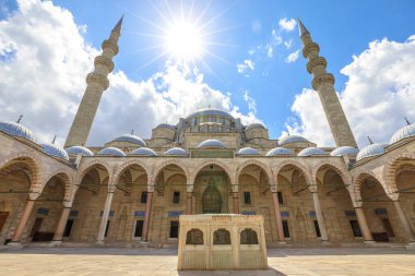 İstanbul 'da Süleyman Camii' nin avlusu. Mimari başyapıt ve Osmanlı ihtişamının sembolü. Görkemli kubbeleri ve yükselen minareleri ile
